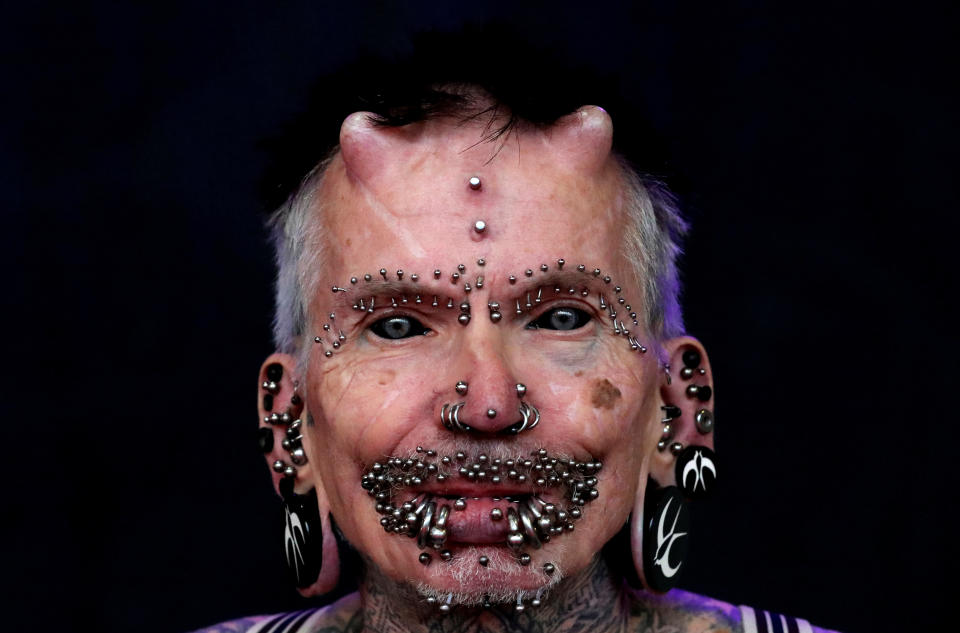 El alemán Rolf Buchholz, que asegura ser la persona que más piercings tiene del mundo con 480, posa durante la Convención Internacional de Tatuajes de Bruselas (Bélgica) el 8 de noviembre. (Foto: Yves Herman / Reuters).