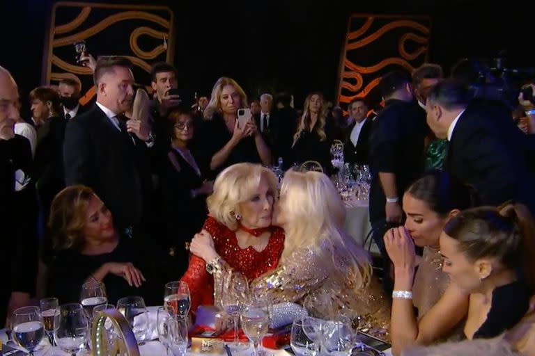 La emoción de Mirtha Legrand y de toda su familia y el consuelo de Susana Giménez