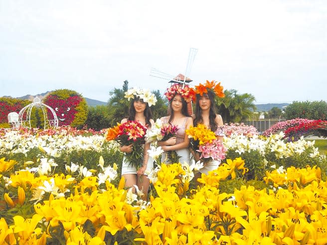 中社觀光花市百合花季登場，3名辣模精彩走秀，為活動揭開序幕。（陳淑娥攝）