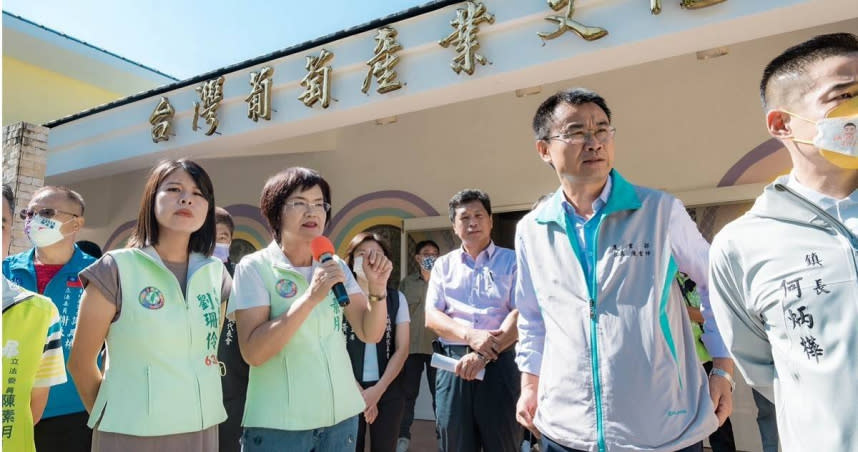 農業部長陳吉仲日前訪視彰化溪洲果菜市場，與民進黨彰化第三選區參選人吳音寧同框，爭取連任的民進黨彰化第四選區立委陳素月也到場，爭取市場改建。（圖／翻攝自陳素月臉書）