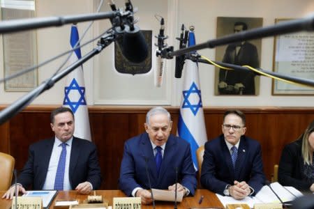 Israel's Prime Minister Benjamin Netanyahu (C) attends the weekly cabinet meeting in Jerusalem November 19, 2017. REUTERS/Ronen Zvulun