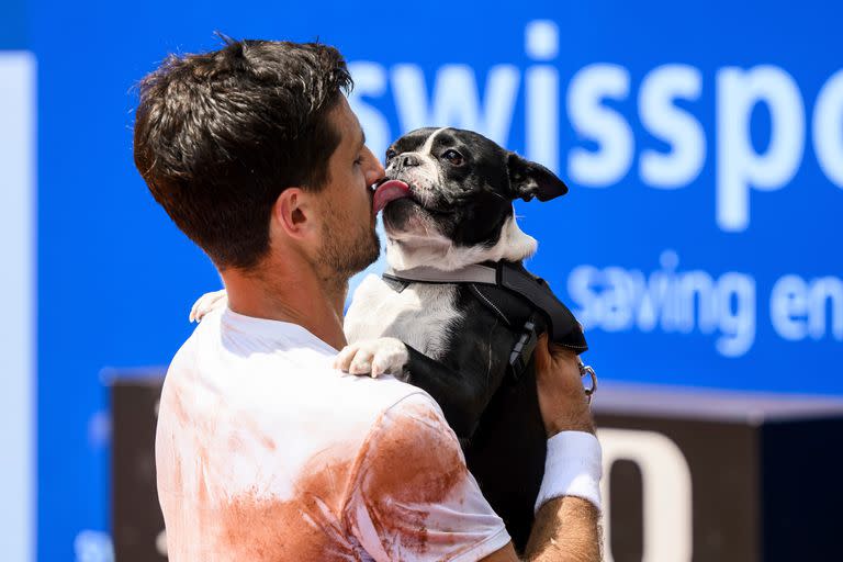 La celebración del cordobés Pedro Cachin, al coronarse en el ATP de Gstaad, con su amado perro Tango