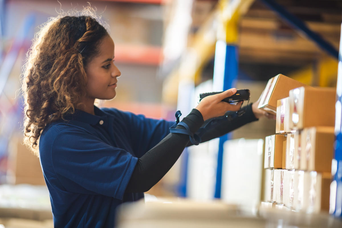 Работа в ар. Employee in Warehouse with problems.