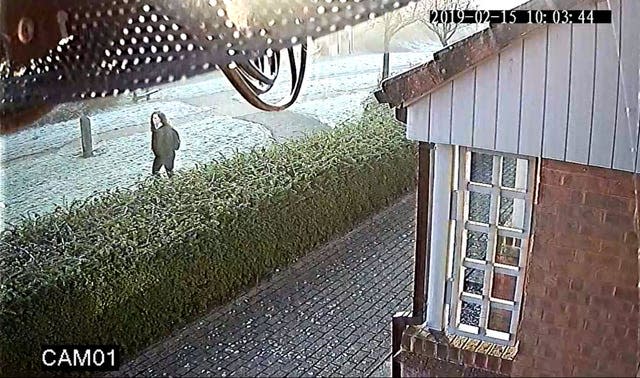 Foto emitida por la policía de Thames Valley de Leah Croucher en CCTV en Buzzacott Lane en Furzton, Milton Keynes el día que desapareció