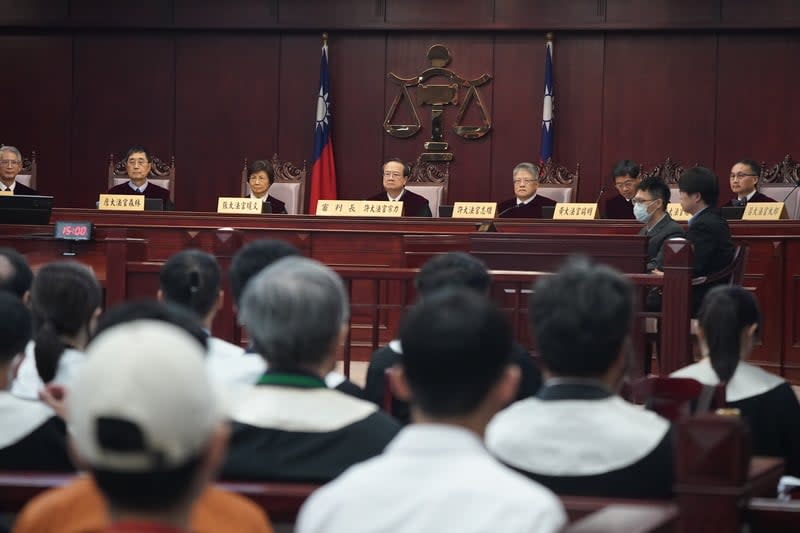 37名死囚認為死刑規定違憲，聲請釋憲，憲法法庭23日召開言詞辯論庭，聲請人訴訟代理人（律師）李念祖等16人到庭，關係機關法務部由檢察司長郭永發領軍出庭辯論。後左4為審判長、大法官許宗力。中央社