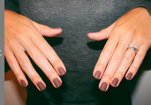 Le vernis à ongles marron