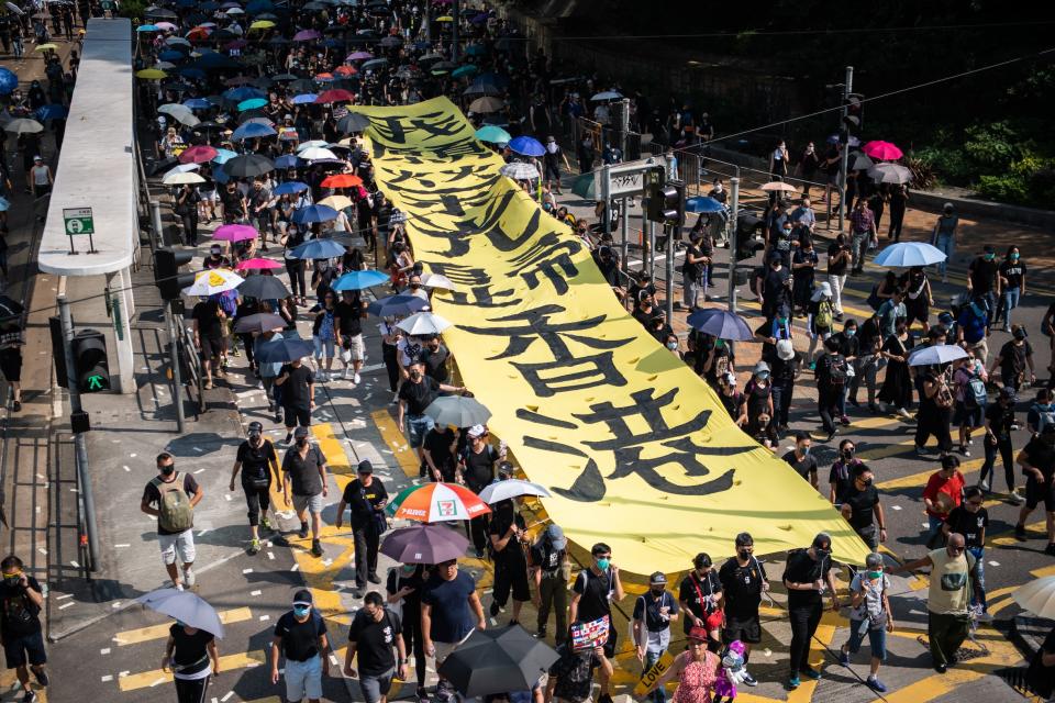 2019 年 10 月 1 日有示威者在灣仔拉起「我願榮光歸香港」的直幡。(Photo by Laurel Chor/Getty Images)