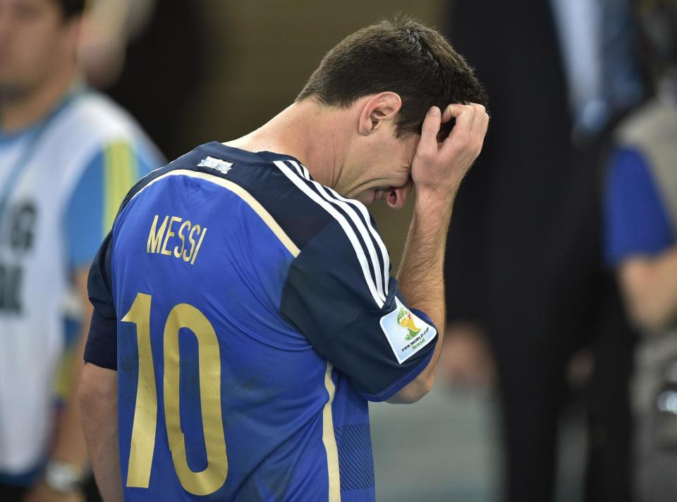 El jugador de la selección de Argentina, Lionel Messi, se rasca la cabeza al subir a recoger su medalla de subcampeón del Mundial el 13 de julio de 2014 en el estadio Maracaná de Río de Janeiro. (AP Photo/Martin Meissner, File)