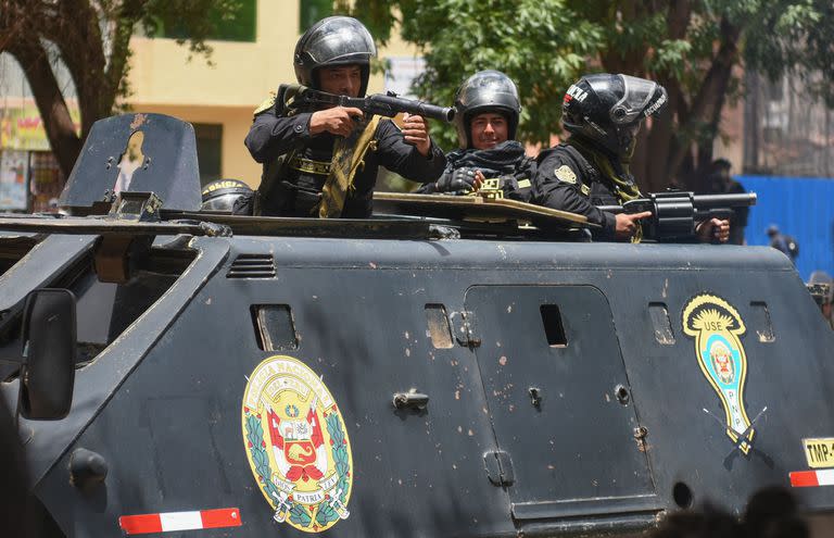 Miembros de la policía antimotines durante una protesta en Cusco