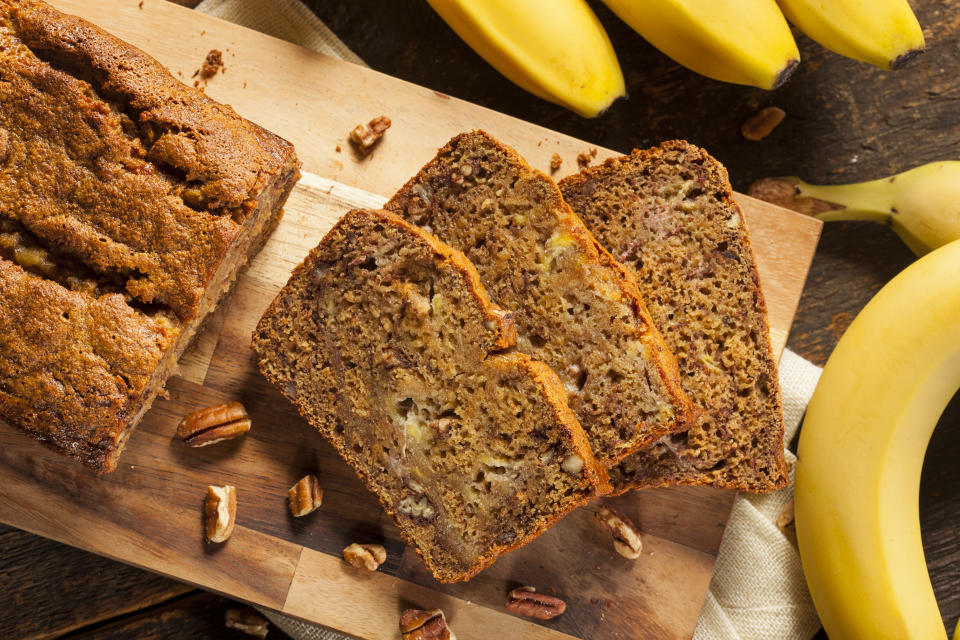 Bananenbrot mit Nüssen in Scheiben