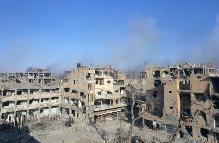 Smoke billows from the eastern Syrian city of Deir Ezzor on November 3, 2017