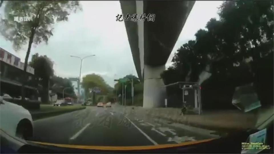 行車糾紛爆衝突　兩車飛車追逐　小客車駕駛趁紅燈持棍砸車　警鎖定嫌犯