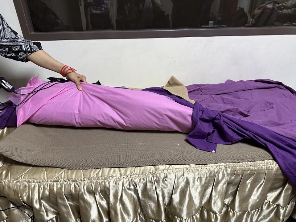 台北市士林區一家業者專門販售「氣功床墊」，衛生局稽查發現，床墊雖有醫療器材許可證，但廣告內容未依法申請，將開罰20萬元。（圖／台北市衛生局提供）
