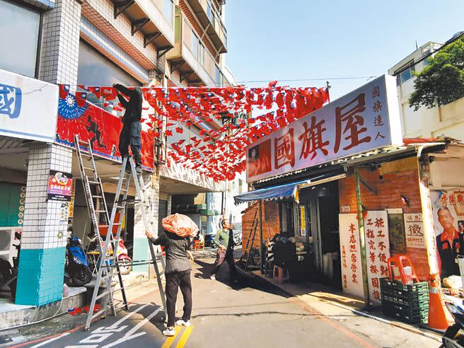 桃園市平鎮區包括國旗屋在內7棟房舍，因占用都市計畫道路，屋主同意自行拆除部分房舍配合道路拓寬。（呂筱蟬攝）