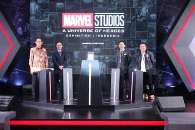 Inaugurating the first Marvel Studios’ exhibition in Indonesia, Husin Widjajakusuma, President Director of PT. Metropolitan Kentjana TBK; Lam Yee Shiuh, General Manager of Beast Kingdom Southeast Asia; Jon Kee, Director Central Marketing Services, The Walt Disney Company; Dendy Triadi the CEO of Visindotama Medikarsa Prima.