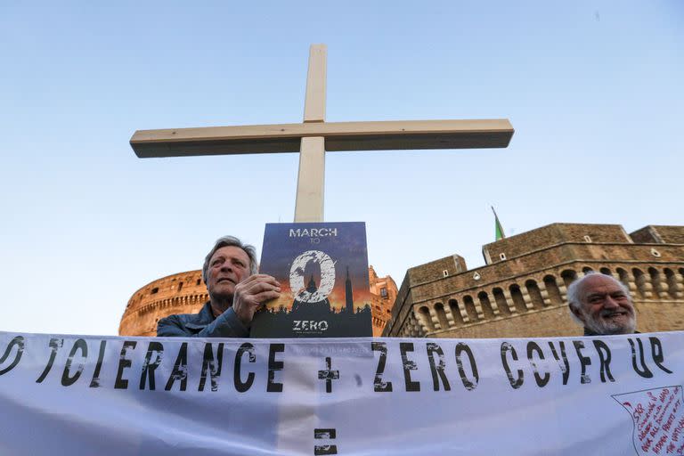 Personas se reúnen durante una oración de vigilia crepuscular por las víctimas de abusos sexuales cerca del Castillo de Sant' Angelo, en Roma, el jueves 21 de febrero de 2019.