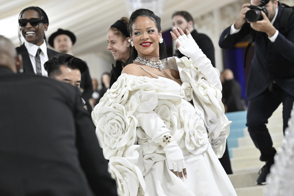 Rihanna llega a la gala del Instituto del Vestido del Museo Metropolitano de Arte para celebrar la inauguración de la exposición "Karl Lagerfeld: A Line of Beauty" el lunes 1 de mayo de 2023 en Nueva York. (Photo by Evan Agostini/Invision/AP)
