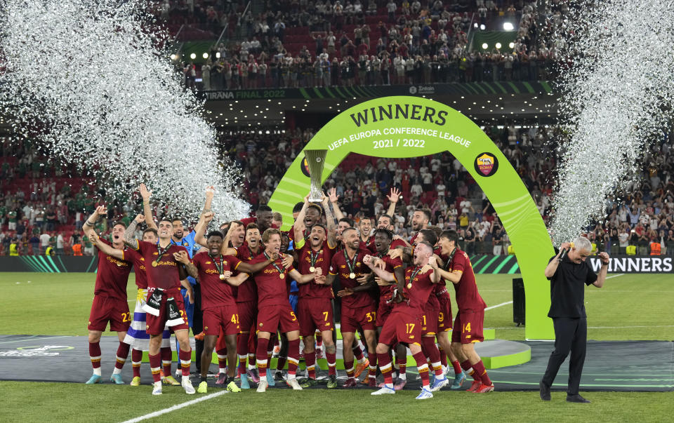 Los jugadores de la Roma festejan tras conquistar la Europa Conference League, al vencer en la final al Feyenoord, el miércoles 25 de mayo de 2022, en Tirana (AP Foto/Antonio Calanni)