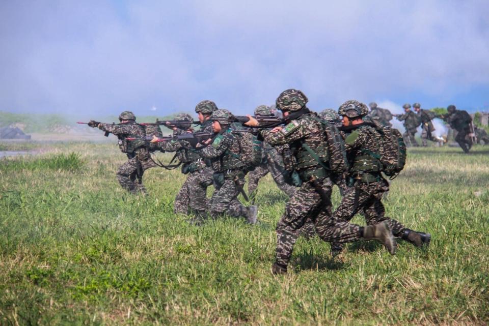 學者指出，為了完整作戰體系，未來的濱指部應配署海軍陸戰隊等單位，增加自我防衛能力。(圖：中華民國海軍陸戰隊臉書)