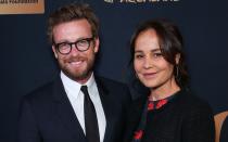 Trennung nach über 20 Jahren: "The Mentalist"-Star Simon Baker und seine Frau, Schauspielerin Rebecca Rigg, gaben im Januar das Ende ihrer Ehe bekannt. "Wir bleiben enge Freunde und unsere drei Kinder werden immer der Mittelpunkt unseres Lebens sein", erklärten sie in einem gemeinsamen Statement gegenüber "USA Today". (Bild: Don Arnold/WireImage/Getty Images)