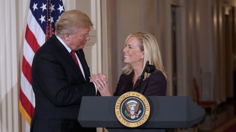 El presidente Trump y Kirstjen Nielsen, cuando el mandatario anunció, en 2017, la nominación de la secretaria de Seguridad Nacional. La funcionaria duró en el cargo cerca de 20 meses (Mandel Ngan / AFP-Getty Images).