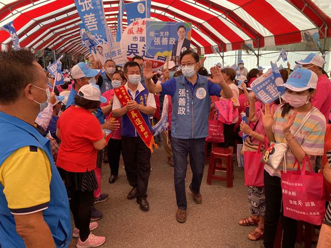 國民黨桃園市長參選人張善政提出3項承諾要照顧觀音居民。（蔡明亘攝）