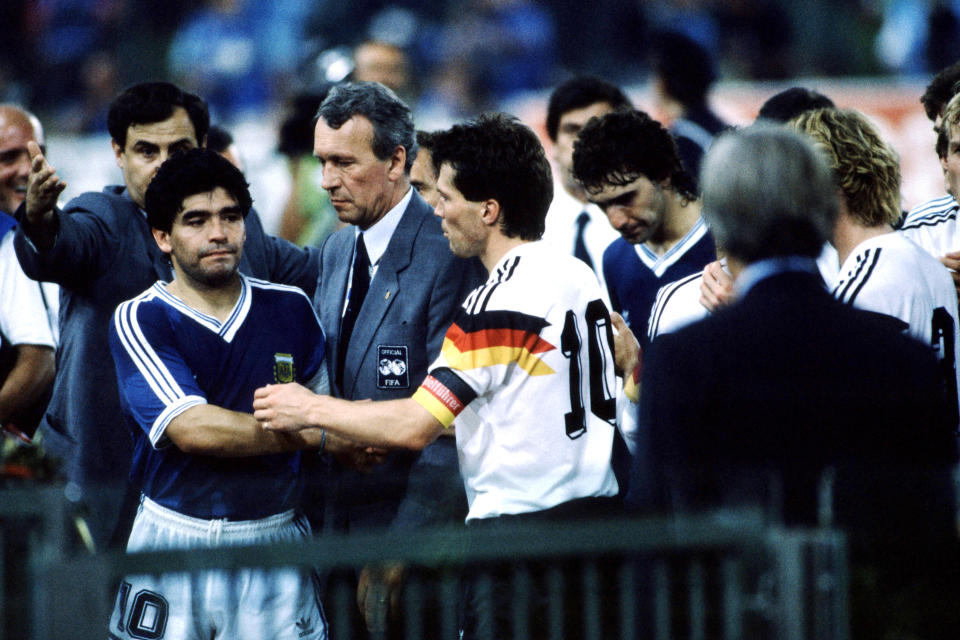 Maradona da la mano a Matthäus.
