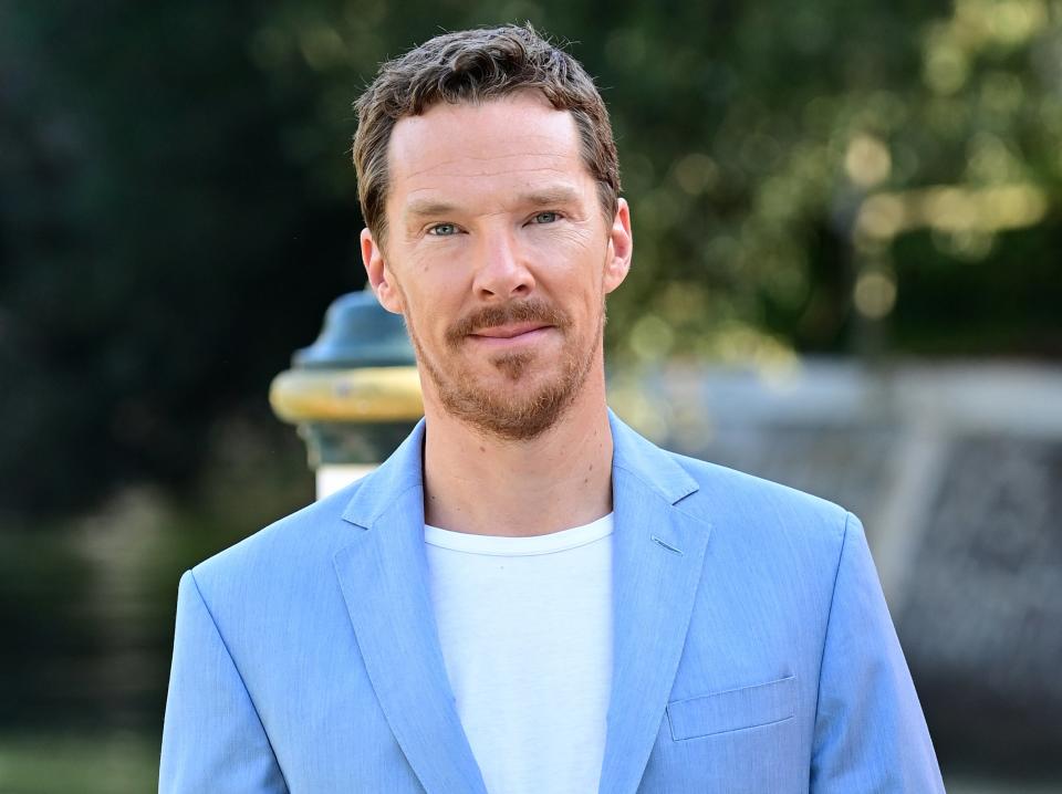 Benedict wears a blue suit jacket and white tee to an outdoor event