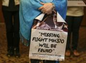 Jacquita Gomes, Witwe von Patrick Gomes, hält ein Plakat während einer Pressekonferenz vor dem geplanten Ministertreffen von Malaysia, Australien und China zum verschwundenen Flug MH370 der Malaysia Airlines. Das Treffen wurde in letzter Minute verschoben. (Bild: Fazry Ismail/EPA).