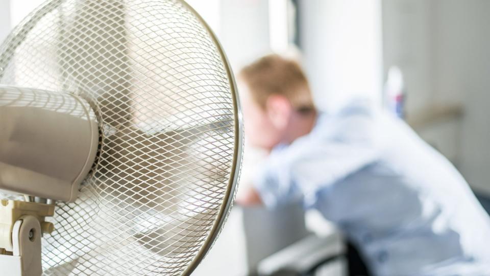 In manchen Homeoffices sind heiße Tage nur mit Ventilator zu ertragen. Der Arbeitgeber muss aber erst tätig werden, wenn die Temperatur im Arbeitszimmer mindestens 30 Grad beträgt.