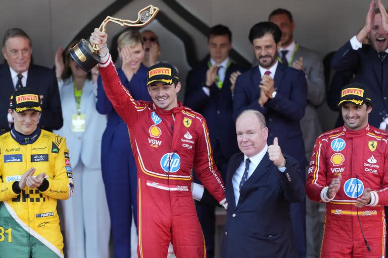 El príncipe Alberto de Mónaco junto a Charles Leclerc, durante la premiación de la carrera de Fórmula 1; el integrante de la realeza rompió los protocolos y se sumó a la celebración con champagne en el podio