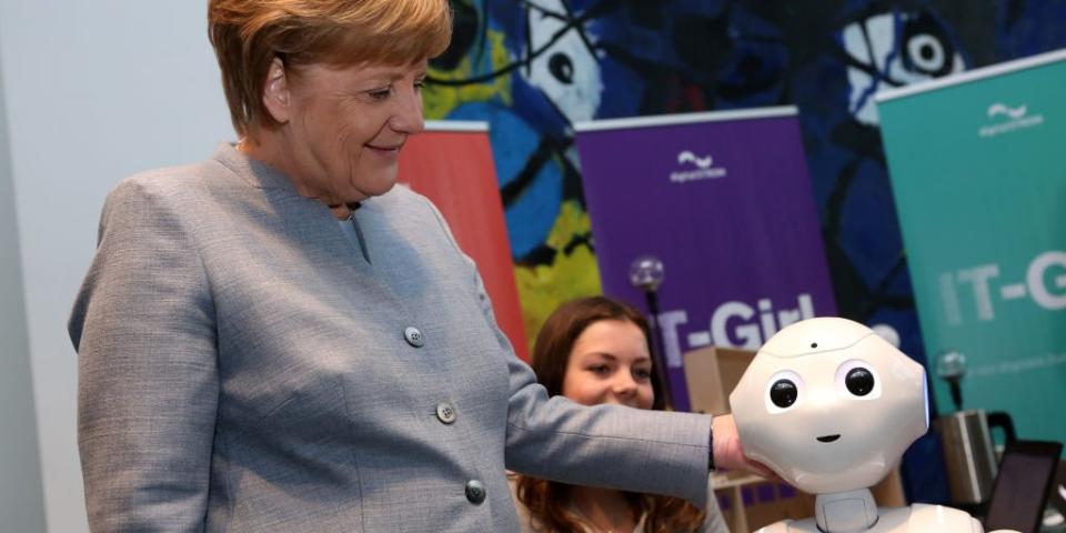 Angela Merkel KI Künstliche Intelligenz Roboter