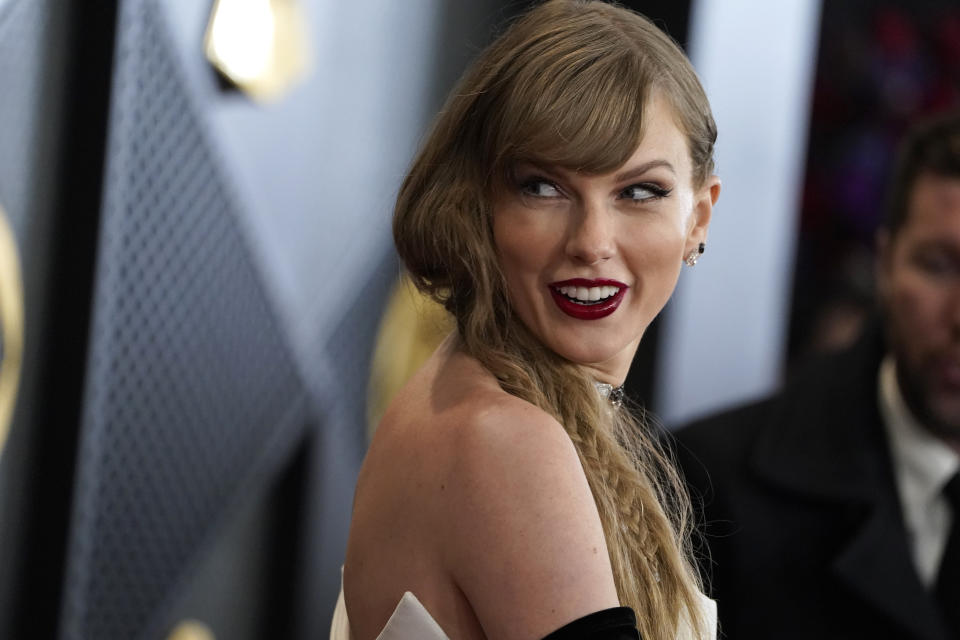 Taylor Swift llega a la 66a entrega anual de los Grammy el domingo 4 de febrero de 2024 en Los Ángeles. (Foto Jordan Strauss/Invision/AP)