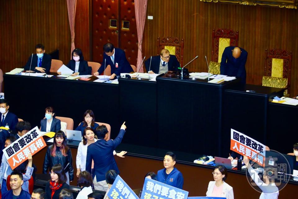 院長韓國瑜在藍綠委衝突期間宣布休息，並離開會場。