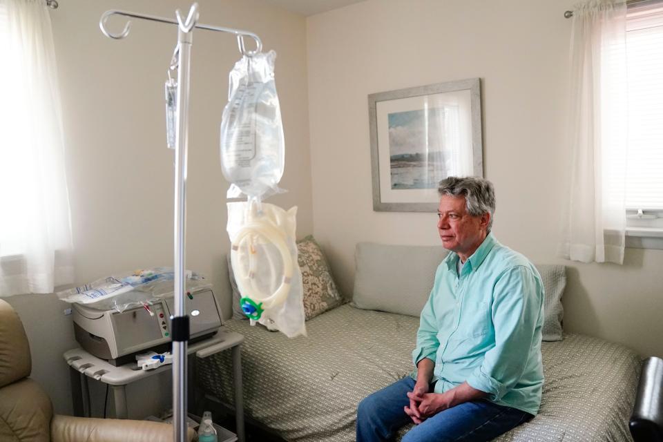 Retired chef Nicholas Gatti is suffering from kidney failure and has to connect himself to a dialysis machine each night for ten hours as well as at least one hour a day. Gatti is photographed in the room he sleeps in separate from his wife as the machine makes too much noise.