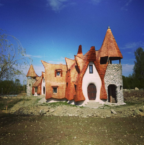 ¿Dónde queda? Este pintoresco castillo queda a una hora de la ciudad medieval de Sibiu, un importante centro económico y cultural de Transilvania. Está situado en las montañas de Faragus, no lejos de la carretera Transfagarasan. Foto: instagram.com/tastebazaar