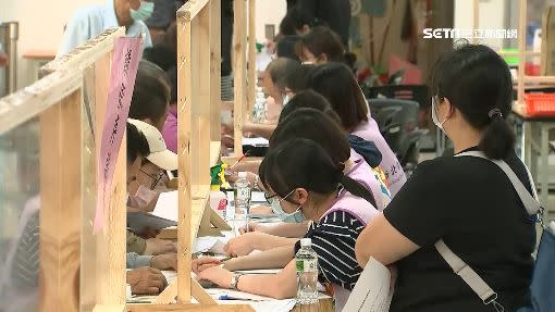 申請萬元紓困金，各地鄉鎮區公所湧現人潮。（示意圖／資料照）