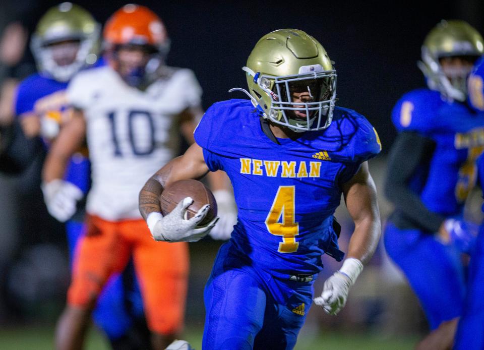 Cardinal Newman running back Jaylin Brown heads for the end zone and a touchdown Friday in the first quarter against
Benjamin during their 1M regional semifinal playoff game in West Palm Beach.