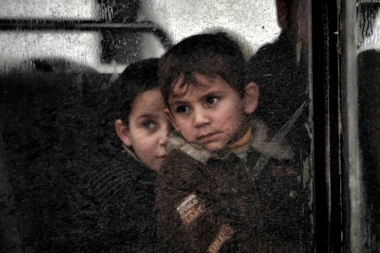 Displaced children evacuate a West Mosul district during the government-led offensive against the Islamic State group, on March 16, 2017