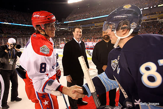 3,631 Winter Classic 2015 Stock Photos, High-Res Pictures, and