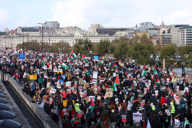 Manifestantes protestan en solidaridad con los palestinos de Gaza, en medio del actual conflicto entre Israel y el grupo islamista palestino Hamás, en Londres