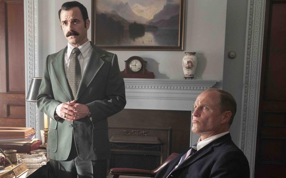 Nixons Knalltüten: G. Gordon Liddy (Justin Theroux, links) und E. Howard Hunt (Woody Harrelson) sollen in der HBO-Miniserie "White House Plumbers" (bei Sky) den Präsident der USA stützen - und bringen ihn ungewollt zu Fall. (Bild: © Home Box Office, Inc. All rights reserved. HBO® and all re)