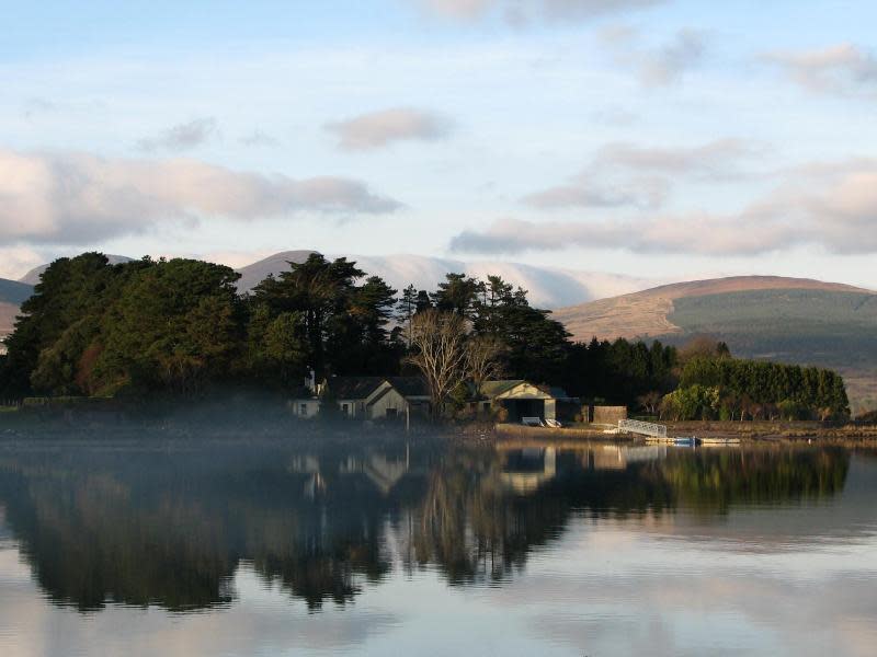 Da kehrt Ruhe ein: An der Kenmare Bay stehen nur ein paar einsame Häuser, sonst findet der Urlauber unberührte Natur. Foto: Tourism Ireland