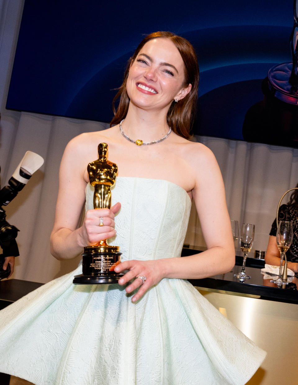 Emma Stone holding her Oscar