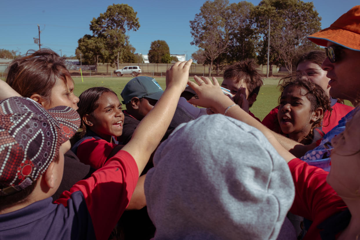 Pairs Bates, de 12 años, en un torneo de fútbol en la ciudad de Tennant Creek, cerca del centro del enorme y poco poblado Territorio del Norte de Australia, el 10 de agosto de 2023. (Isabella Moore/The New York Times)
