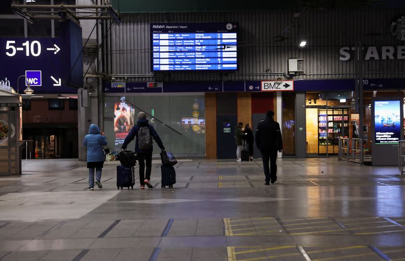 FOTO DE ARCHIVO. Un grupo de personas camina en la principal estación de tren de Múnich durante una huelga nacional convocada por el sindicato alemán Verdi por un conflicto salarial en Múnich, Alemania