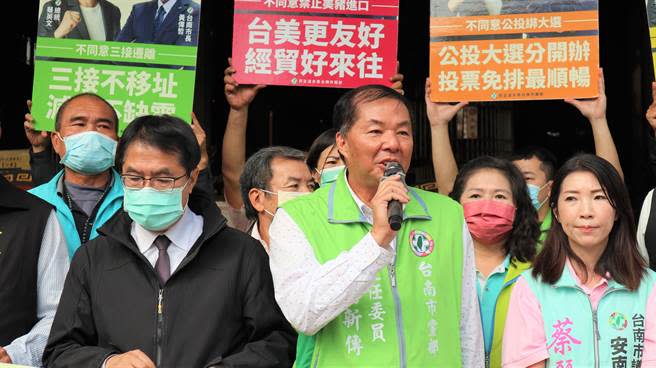 民進黨台南市黨部主任委員潘新傳（中）說，今天來到下營區上帝廟，祈求「公投四個不同意」絕對「A贏」。（張毓翎攝）