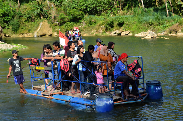 Eager visitors: Visitors can explore Oya River using a simple boat. This one is heading to the Sri Getuk Waterfall.