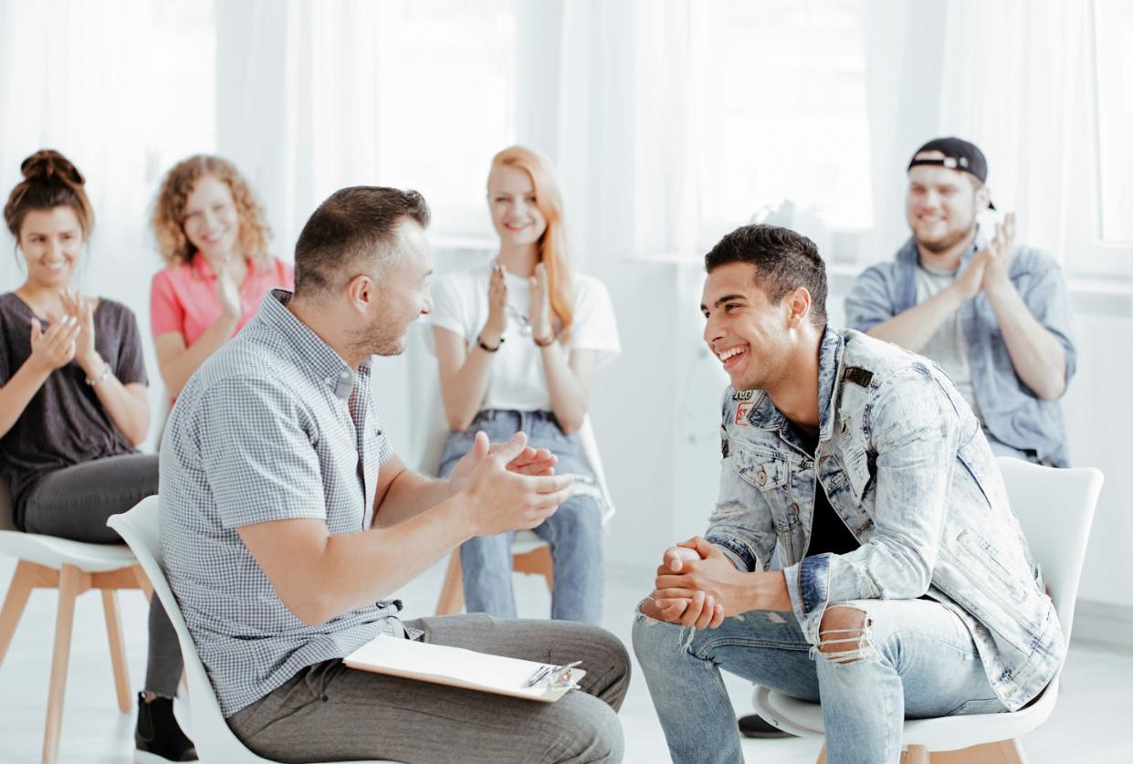 <a href="https://www.shutterstock.com/es/image-photo/psychologist-his-patients-laughing-during-group-1029953098" rel="nofollow noopener" target="_blank" data-ylk="slk:Ground Picture / Shutterstock;elm:context_link;itc:0;sec:content-canvas" class="link ">Ground Picture / Shutterstock</a>