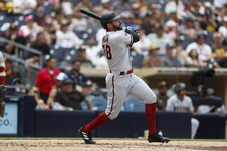 Tommy Pham, de los Diamondbacks de Arizona, dispara un triple en el primer juego de una doble cartelera ante los Padres de San Diego, el sábado 19 de agosto de 2023 (AP Foto/Brandon Sloter)